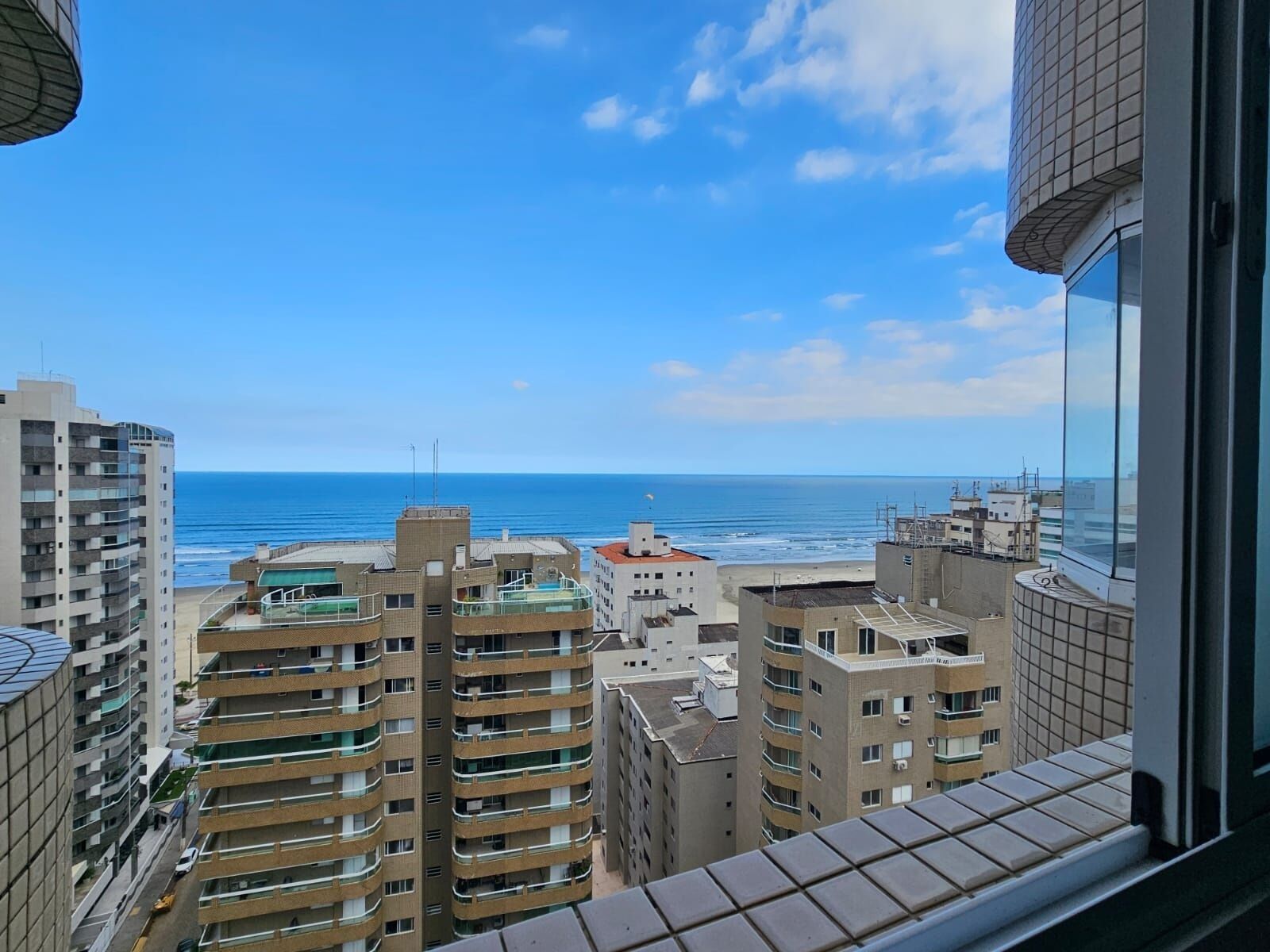 Vista alta do mar da Aviação, com céu azul sobre os prédios